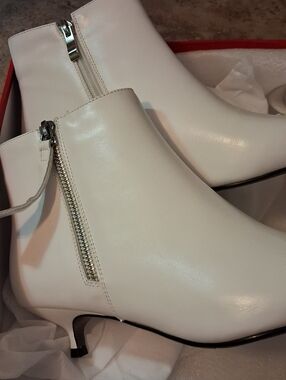 White Leather Women's Ankle Boots with Side Zippers Size 7.5
